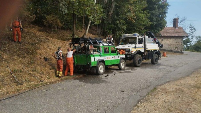 Valsessera, si attenua l'incendio sul fronte biellese: volontari nelle aree sensibili - Foto AIB Giaveno Valsessera, si attenua l'incendio sul fronte biellese: volontari nelle aree sensibili - Foto AIB Giaveno