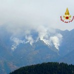 Incendio sul Monte Barone, tre settori presidiati: sorvoli verso il Bivacco Cascinetta