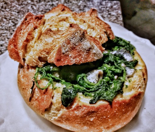 Ricetta: Pane di Altamura farcito con sardine e porcini Ricetta: Pane di Altamura farcito con sardine e porcini