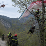 Si impiglia col parapendio su un albero: soccorsa a Occhieppo Superiore - Immagine generata con l'ia