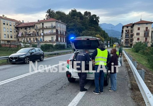 Biella, auto abbatte un cartello in via Piacenza: una persona ferita - Servizio di Massimo Giacobbe Biella, auto abbatte un cartello in via Piacenza: una persona ferita - Servizio di Massimo Giacobbe