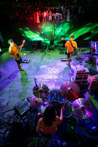 Cossato si accende con il Kòs Music Festival, la musica richiama un gran numero di giovani (foto concesse dal Kos Festival)
