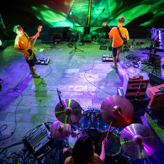 Cossato si accende con il Kòs Music Festival, la musica richiama un gran numero di giovani (foto concesse dal Kos Festival)