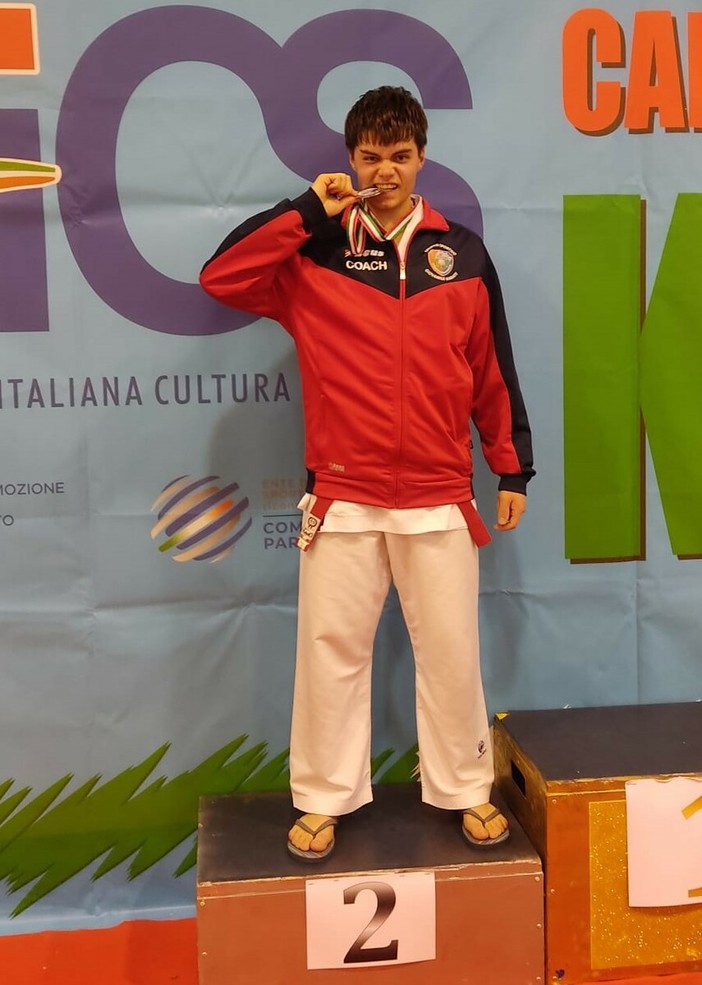 Luca Broglio medaglia d'argento ai nazionali di Karate AICS Luca Broglio medaglia d'argento ai nazionali di Karate AICS