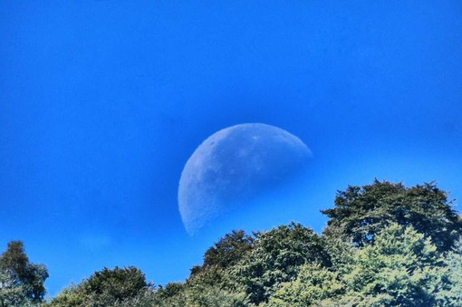 Rosazza: il tramonto della Luna in pieno giorno