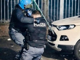 L'agente soccorso da un collega dopo essere stato accerchiato e picchiato - Foto dal profilo social di Alberto Cirio L'agente soccorso da un collega dopo essere stato accerchiato e picchiato - Foto dal profilo social di Alberto Cirio