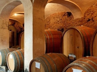 Al borgo di Castellengo  “Connessioni”, tra mostre, visite guidate e degustazioni