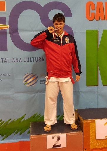 Luca Broglio medaglia d'argento ai nazionali di Karate AICS Luca Broglio medaglia d'argento ai nazionali di Karate AICS