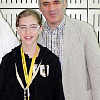 Maria Palma insieme al russo Garri Kasparov, il più grande giocatore di scacchi di tutti i tempi