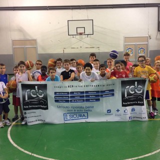 Nella foto il gruppo Minibasket-Acquilotti-Gazzelle con lo striscione del nuovo sponsor Nella foto il gruppo Minibasket-Acquilotti-Gazzelle con lo striscione del nuovo sponsor