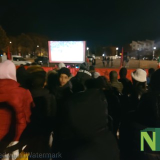 La comunità marocchina biellese riunita in Piazza Falcone orgogliosa della propria nazionale di calcio - Foto Alessandro Bozzonetti per newsbiella.it