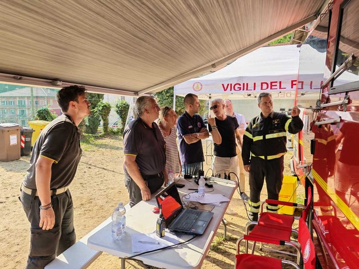 Incendio sul Monte Barone, l’assessore Gabusi alla base operativa dei Vigili del Fuoco Incendio sul Monte Barone, l’assessore Gabusi alla base operativa dei Vigili del Fuoco