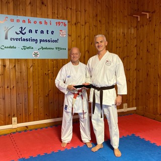 Nella	foto: il	Maestro	Damiano	Rovatti consegna	la	“mitica” cintura	nera	a	Marco	Milani