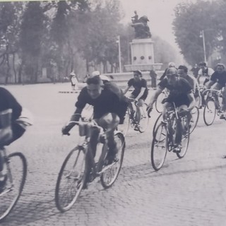 Ettore Maffeo (secondo da sinistra) a Vercelli nel 1939 - Foto Maffeo Ciclismo Ettore Maffeo (secondo da sinistra) a Vercelli nel 1939 - Foto Maffeo Ciclismo