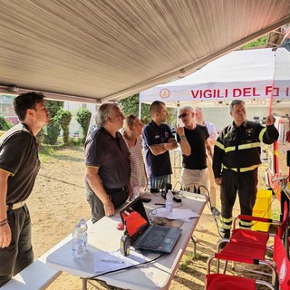 Incendio sul Monte Barone, l’assessore Gabusi alla base operativa dei Vigili del Fuoco