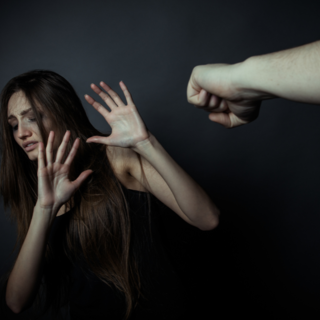 Violenza di genere, la Regione Piemonte promuove percorsi gratuiti per uomini autori di violenza