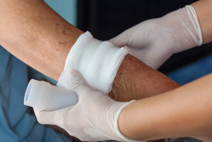 Infortunio sul lavoro a Masserano: si infilza l'avambraccio con una forbice