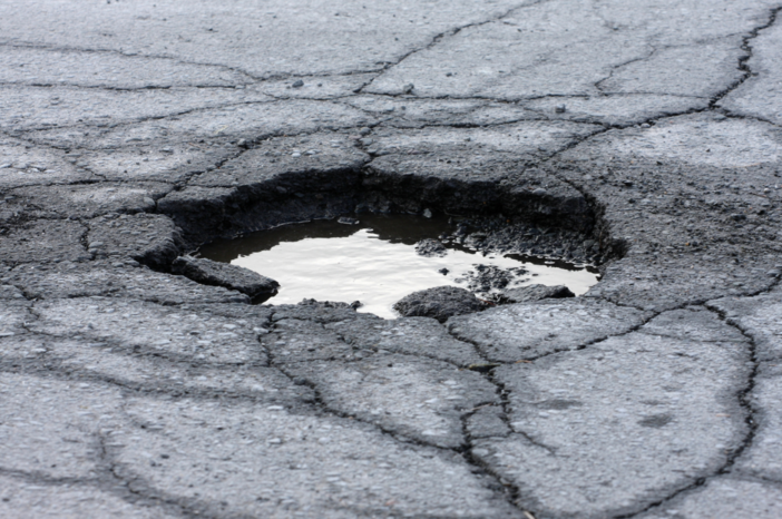 Biella, buche e cedimenti sulla strada del Masarone: la segnalazione di un lettore - Foto di repertorio