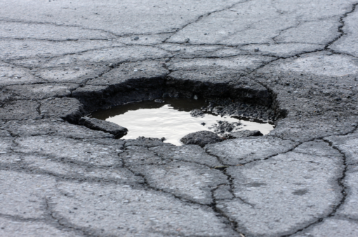 Biella, buche e cedimenti sulla strada del Masarone: la segnalazione di un lettore - Foto di repertorio