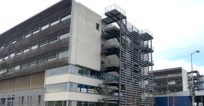 Si getta tra le auto e poi sale sul tetto dell'ospedale di Biella: soccorso un giovane dopo una delicata trattativa (foto di repertorio) Si getta tra le auto e poi sale sul tetto dell'ospedale di Biella: soccorso un giovane dopo una delicata trattativa (foto di repertorio)