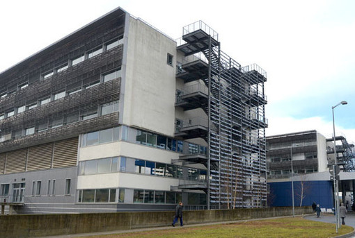 Si getta tra le auto e poi sale sul tetto dell'ospedale di Biella: soccorso un giovane dopo una delicata trattativa (foto di repertorio) Si getta tra le auto e poi sale sul tetto dell'ospedale di Biella: soccorso un giovane dopo una delicata trattativa (foto di repertorio)