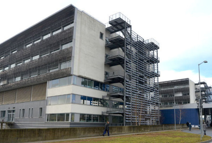 Si getta tra le auto e poi sale sul tetto dell'ospedale di Biella: soccorso un giovane dopo una delicata trattativa (foto di repertorio) Si getta tra le auto e poi sale sul tetto dell'ospedale di Biella: soccorso un giovane dopo una delicata trattativa (foto di repertorio)