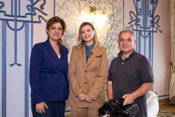 Mariagrazia Fiorani Giornalista e inviata di guerra RAI TG3 - Olena Zelenska First lady dell'Ucraina - Ivo Bonato Reporter e inviato di guerra RAI, Bonato al palazzo presidenziale di Kyiv: l'intervista a Olena Zelenska Mariagrazia Fiorani Giornalista e inviata di guerra RAI TG3 - Olena Zelenska First lady dell'Ucraina - Ivo Bonato Reporter e inviato di guerra RAI, Bonato al palazzo presidenziale di Kyiv: l'intervista a Olena Zelenska