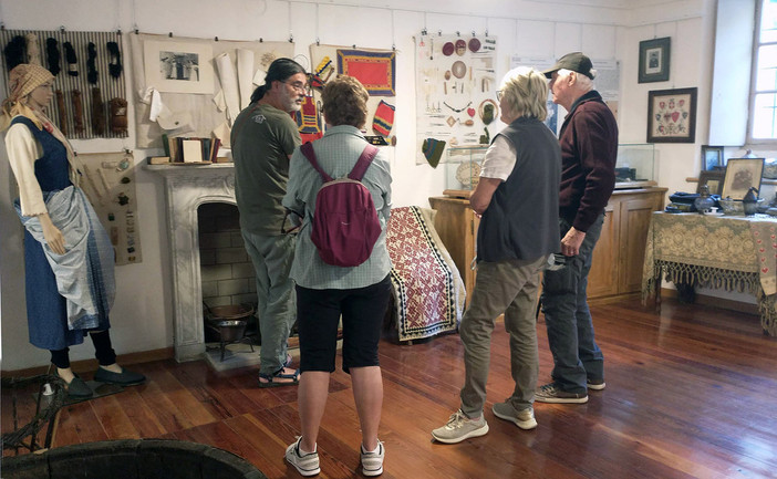 Pettinengo, Riccardo Pozzo, accoglienza dei visitatori al museo delle Migrazioni. Pettinengo, Riccardo Pozzo, accoglienza dei visitatori al museo delle Migrazioni.
