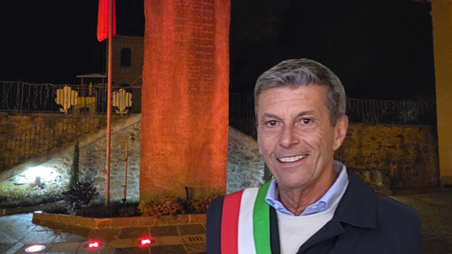 Pollone si illumina di rosso per la Giornata contro la violenza sulle donne