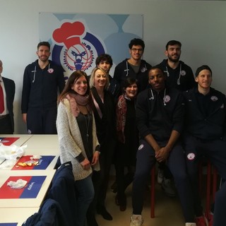 Squadra e staff di Pallacanestro Biella a pranzo al Biella Family Restaurant di Città Studi