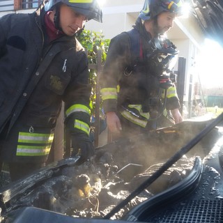 Sandigliano, auto prende fuoco mentre è in marcia, foto archivio