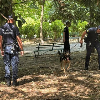 Biella, controlli della Polizia Locale nei parchi cittadini Biella, controlli della Polizia Locale nei parchi cittadini