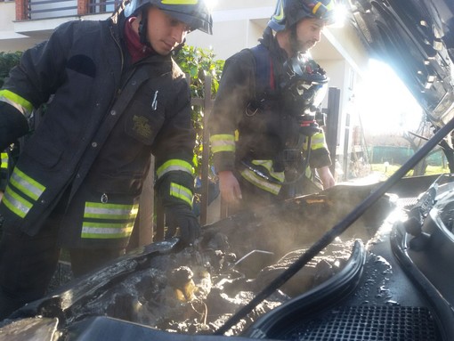 Sandigliano, auto prende fuoco mentre è in marcia, foto archivio