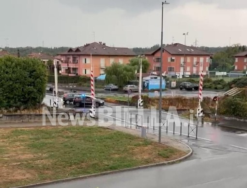 Vigliano, luci rosse accese e sbarre alzate a tre passaggi a livello, foto di Davide Finatti