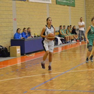 Fabiana Tombolato al tiro da 3 punti (Foto Studio Fighera)