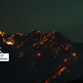 Le immagini del Rifugio Monte Barone, nel corso dell'incendio - Foto pagina Facebook Rifugio Monte Barone