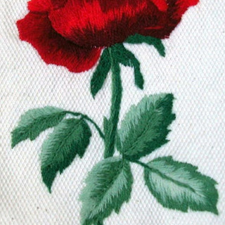 Rosa, ricamo “Bandera”, opera delle Donne del filet di “Su Nuraghe”.