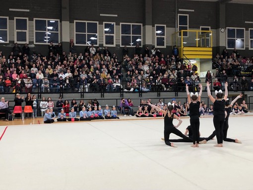 Biella, Rhythmic School festeggia il Natale: un’esibizione spettacolare.
