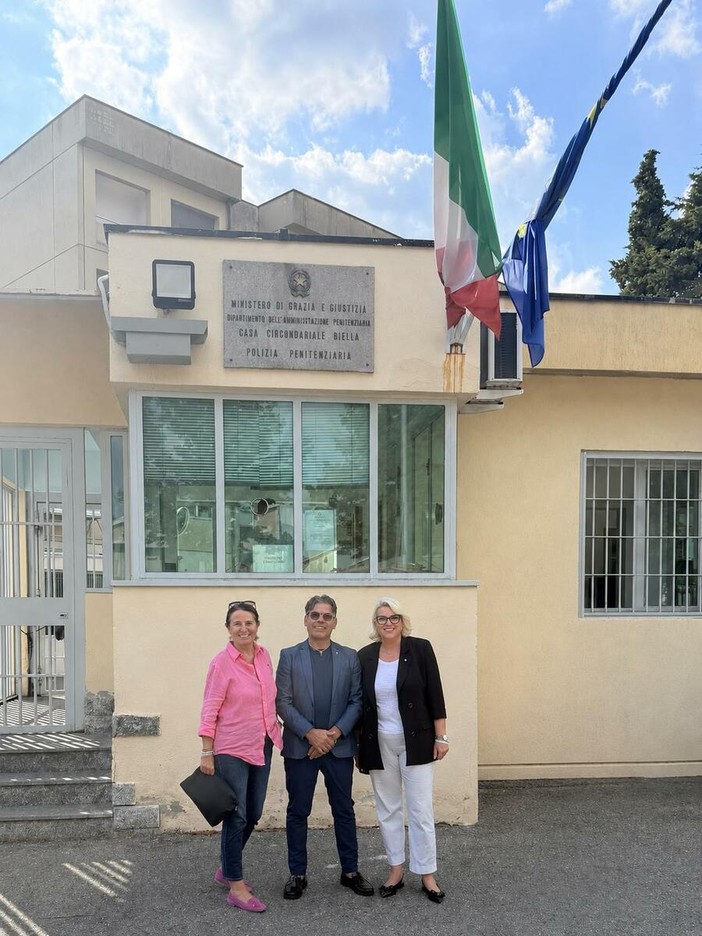 Rocchi, Ruffino e Bartoli davanti alla Casa Circondariale di Biella Rocchi, Ruffino e Bartoli davanti alla Casa Circondariale di Biella