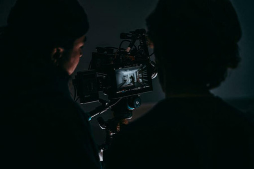 Dal palco allo schermo: cosa cambia per un attore che si prepara al cinema