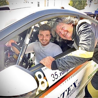 Alessandro Negri (a sinistra) in gara su Ford Fiesta. A destra papà Davide - Foto Biella Corse
