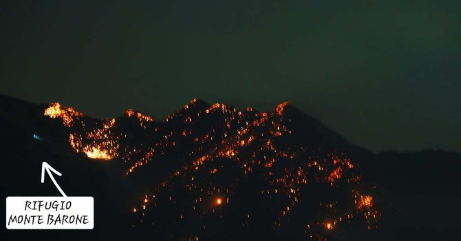 Le immagini del Rifugio Monte Barone, nel corso dell'incendio - Foto pagina Facebook Rifugio Monte Barone Le immagini del Rifugio Monte Barone, nel corso dell'incendio - Foto pagina Facebook Rifugio Monte Barone
