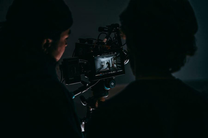 Dal palco allo schermo: cosa cambia per un attore che si prepara al cinema Dal palco allo schermo: cosa cambia per un attore che si prepara al cinema