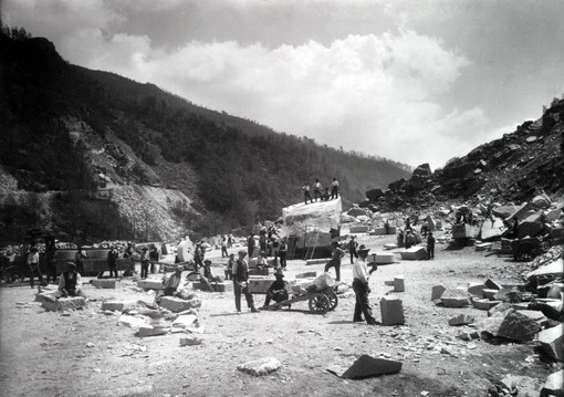 Scalpellini della Valle Cervo: la storia della sienite nelle foto d'archivio - Copyright Fondazione Sella 2025 Scalpellini della Valle Cervo: la storia della sienite nelle foto d'archivio - Copyright Fondazione Sella 2025