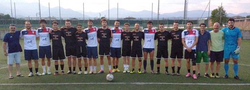 Gli atleti di Su Nuraghe Calcio Biella durante l'amichevole disputata sul campo sintetico dello Sportec Center di Gaglianico, ultimo allenamento prima della pausa estiva.