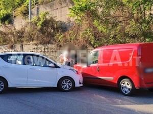 Biella, scontro fra mezzi in via Corradino Sella, nessun ferito - Foto Marina Bazzocchi Biella, scontro fra mezzi in via Corradino Sella, nessun ferito - Foto Marina Bazzocchi