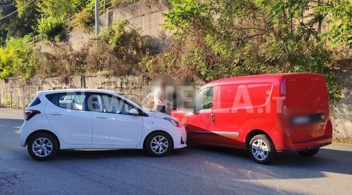 Biella, scontro fra mezzi in via Corradino Sella, nessun ferito - Foto Marina Bazzocchi Biella, scontro fra mezzi in via Corradino Sella, nessun ferito - Foto Marina Bazzocchi