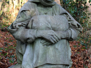 La Madre dell’ucciso di Francesco Ciusa, scultura marmorea custodita presso il Museo delle Migrazioni, Cammini e Storie di Popoli di Pettinengo, divenuta icona universale della sofferenza sarda, del silenzio e della dignità del dolore. La Madre dell’ucciso di Francesco Ciusa, scultura marmorea custodita presso il Museo delle Migrazioni, Cammini e Storie di Popoli di Pettinengo, divenuta icona universale della sofferenza sarda, del silenzio e della dignità del dolore.