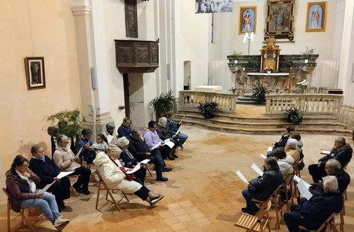 Pettinengo, recita del Santo Rosario nell’oratorio di canton Gurgo.