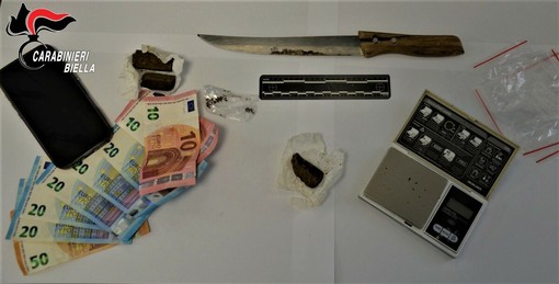 Biella, contrasto allo spaccio: sequestrati hashish e contanti, denunciato un 24enne